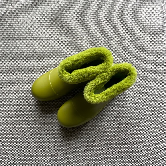 Vegan funky lime green rainboots from NOIZE! - Picture 3 of 5